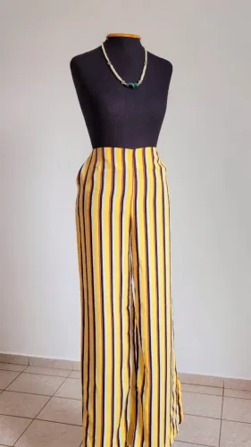 Calça Feminina Amarela Listras com Bolsos e Fenda na Barra, Veste 38, Nova