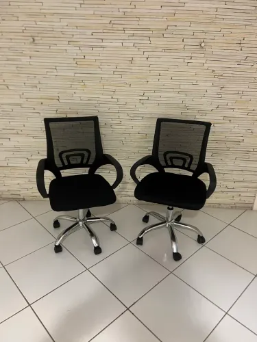 2 Unidades de Cadeiras de Escritório Giratórias Semi Novas com Telinha