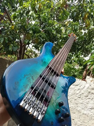 Contra baixo modelo fodera 5 cordas