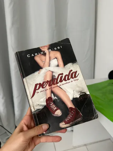 Livro perdida, um amor que ultrapassa as barreiras do tempo - Carina Rossi
