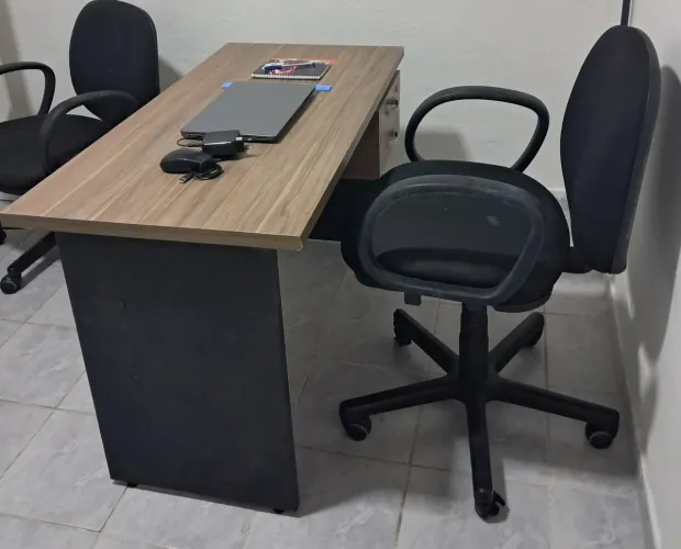 Birô + Cadeira para Escritório/Recepção. 