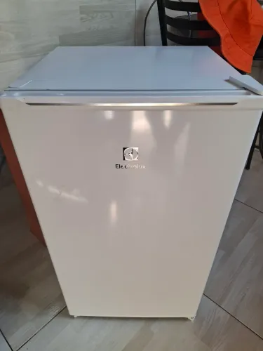 Frigobar Electrolux 90L Efficient com controle de temperatura 