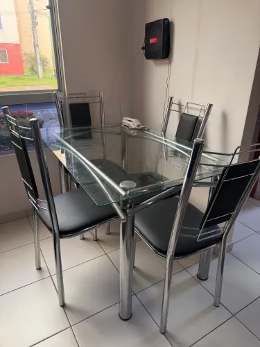 Vende-se mesa de vidro 4 cadeiras * 500 reais 