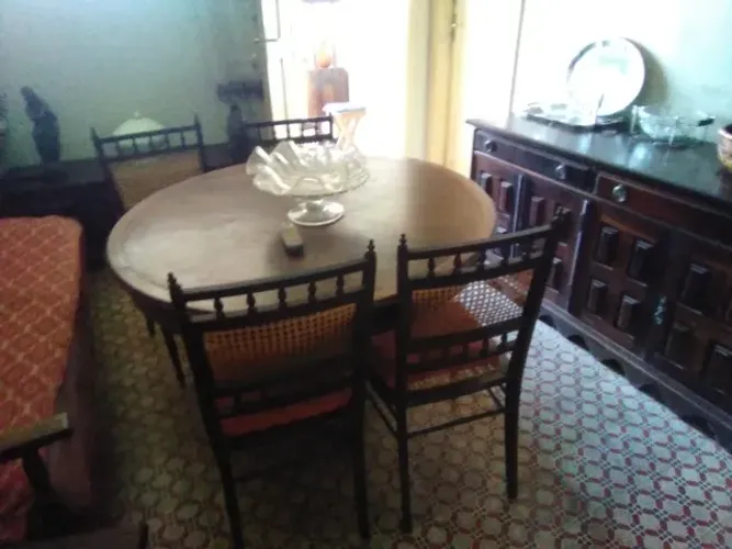 Mesa de Jantar Redonda Em Jacarandá Maciço Com Seis Cadeiras  Em Palhinha.
