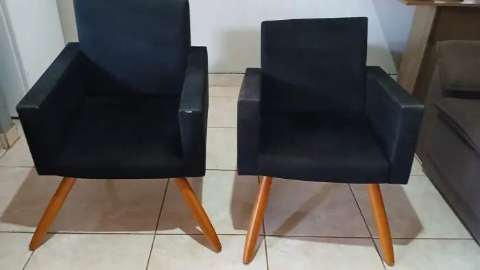 2 poltronas uma delas ta com detalhes no pezinho precisa manda arruma