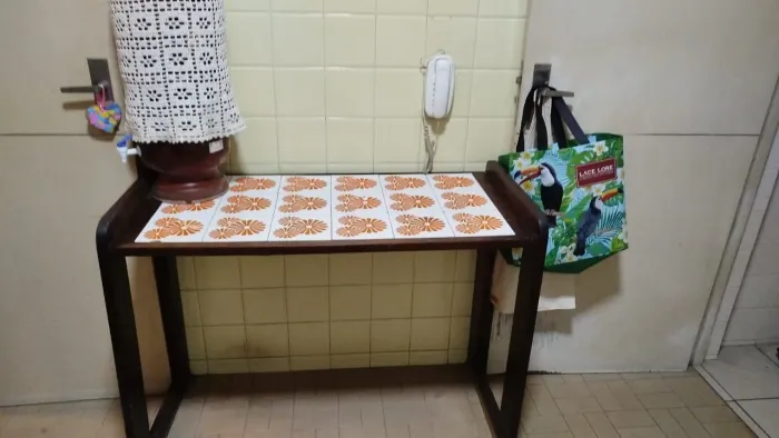 Mesa de madeira com a superfície com azulejos 