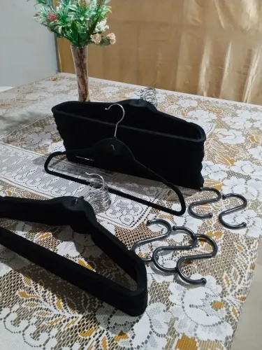 50 cabides de veludo preto gancho giratório e 20 ganchos de pendurar calças e shorts