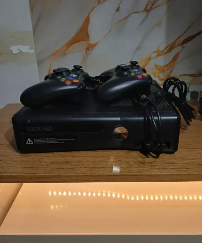 Xbox 360 Slim Desbloqueado + 2 controles + Pendrive 128GB