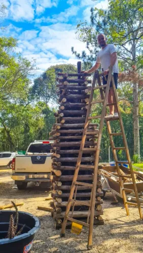 Montagem de fogueiras e venda de material 