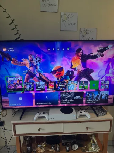 Xbox series S com dois controles