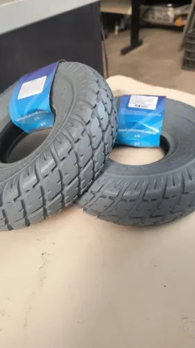 Vendo Kit 2 pneus Maciço para cadeiras de rodas motorisada