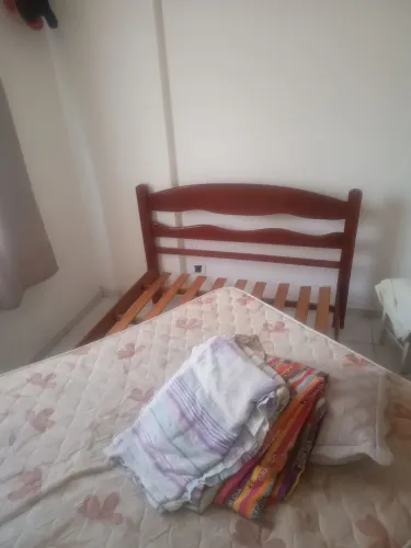 Cama de madeira maciça 