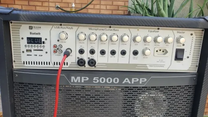 SUPER CAIXA FRAHM ÓTIMO ESTADO, COM BLUETOOTH, SUPER POTÊNCIA, 500 WATTS RMS ACEITO OFERTA