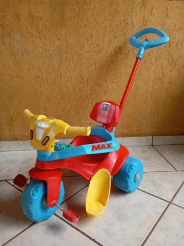 Triciclo infantil Bandeirantes.   Ótimo estado. Conservado. 