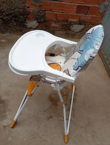 Vendo berço semi novo e cadeira de alimentação.