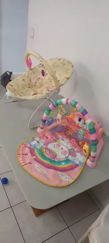 Cadeira de balanço e tapete interativo
