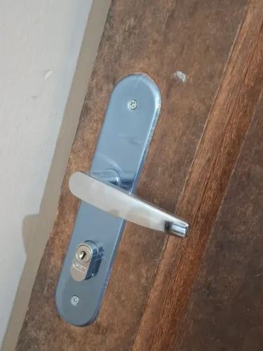 PORTA DE MADEIRA MACIÇA + FECHADURA NOVA ?