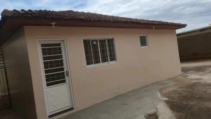 Alugo Casa de Fundos no Centro de Paranavaí-PR