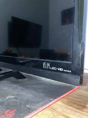 TV 32" Semp Toshiba LED HD (Com Detalhe - Leia a Descrição)