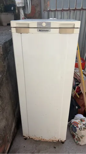 VENDO GELADEIRA EM ÓTIMO ESTADO