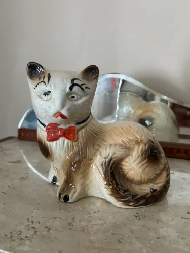 Antigo bibelô de gatinho em porcelana