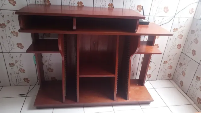 Vendo Rack de madeira grande medindo 1,30cm de largura com 1.00m de comprimento bom uso 