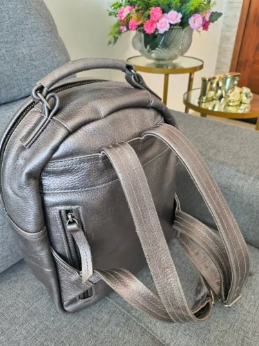 Mochila prata em 100% couro Argentino.