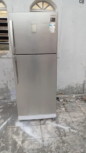 Geladeira Samsung Frost Free funcionando perfeitamente tanto em cima como em baixo (127 vo