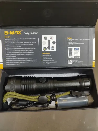 Vendo uma lanterna de led B-MAX P50 LED Nova na caixa 