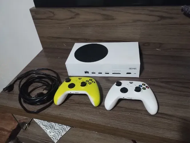 Xbox Series S 512GB SSD + 2 Controles Originais - Pouco Uso