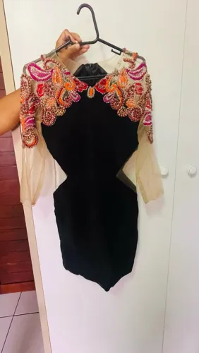 Vestido PatBo curto com pedrarias. Tamanho 40