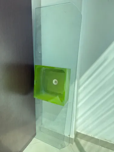 Pia com bancada de vidro