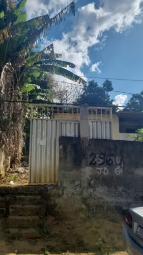 Vendo uma casa com três cômodos varanda toda murada em Cariacica sede com escritura 75 mil