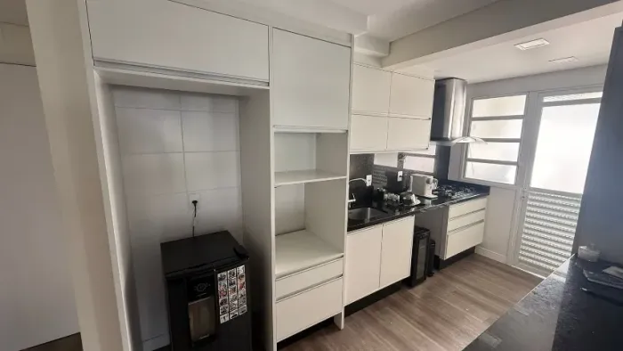 Cozinha Completa com Bancadas de Granito e Cristaleira (Móveis planejados)