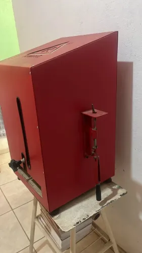 Máquina de fazer chinelo.