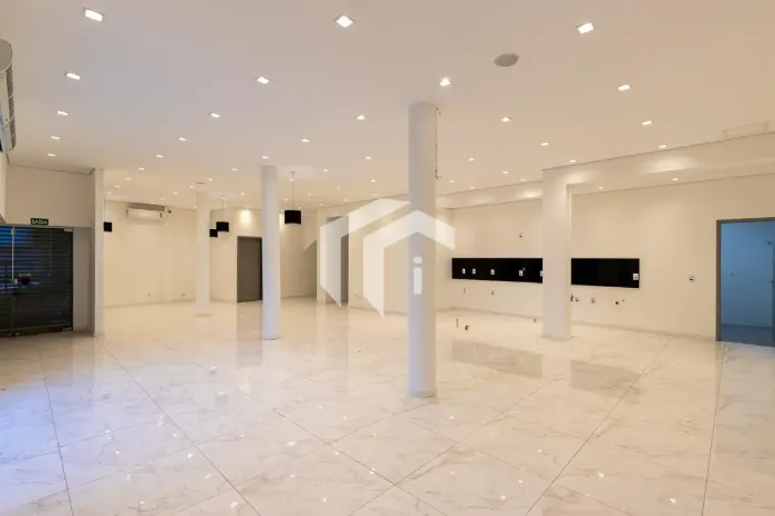 CASA COMERCIAL PARA LOCAÇÃO NO CAMBUÍ, EM FRENTE AO TÊNIS CLUBE.