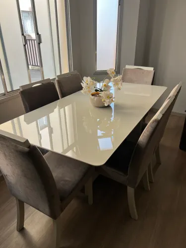 Vendo mesa com 6 cadeiras 