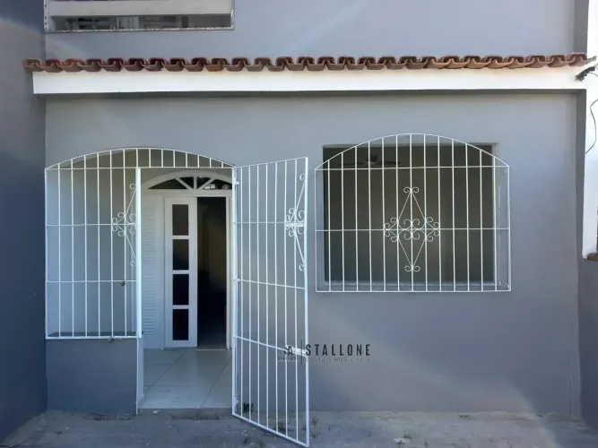 Apartamento térreo financiável, localizado a poucos metros da Praça Dona Carmem em Piúma/E
