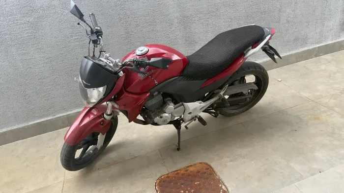 Honda CB 300 com baixo KM