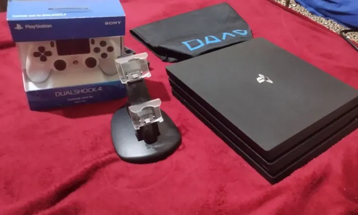 PS4 PRO - COMPLETO SEM MARCAS DE USO + ACESSÓRIOS
