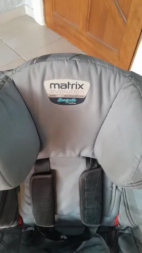 Cadeirinha Infantil para Carro Matrix Evolution Usada