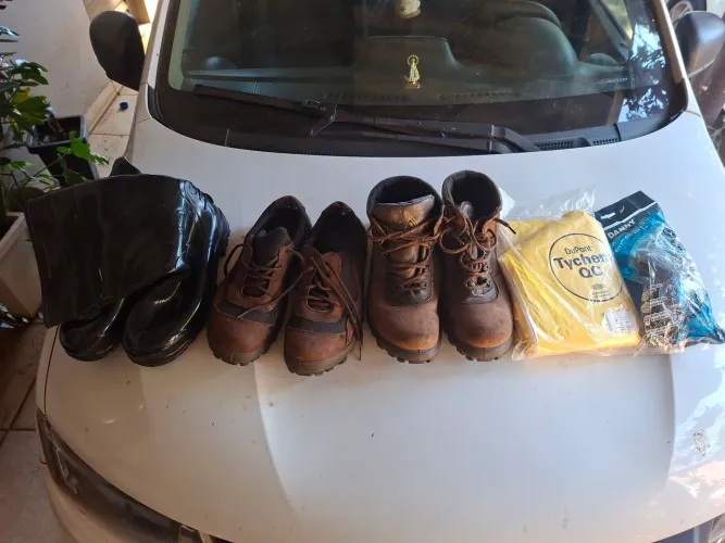Vendo botina, bota, óculos e um macacão (Equipamento de ProteçãoIndividual))