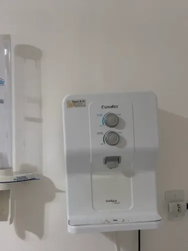 Purificador de água Esmaltec funcionando perfeitamente