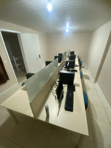 MESA ESCRITÓRIO COMPLETA COM DIVISOR E VIDROS