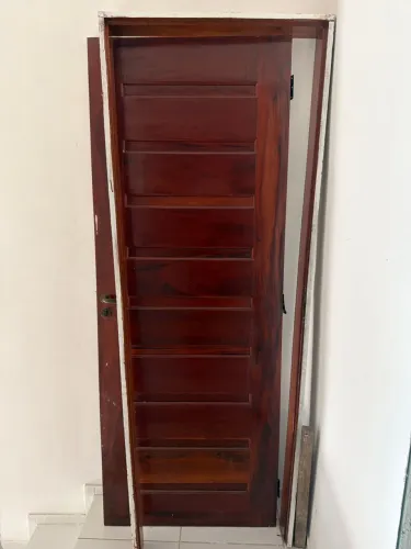 Porta Muiracatiara Maciça 2,10x0,80 com Forramento e Fechadura