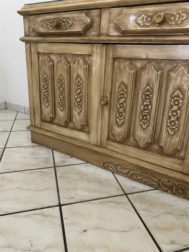 Buffet de madeira jacarandá na pintura pátina, com vidro em cima 