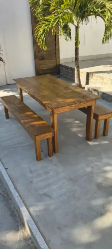 Vendo mesa+bancos de madeira maciça NOVA