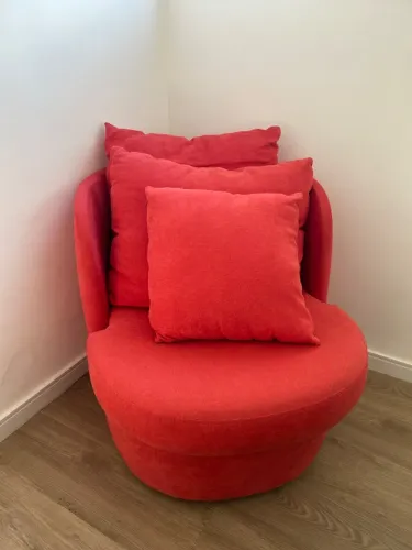 Duas poltronas vermelhas