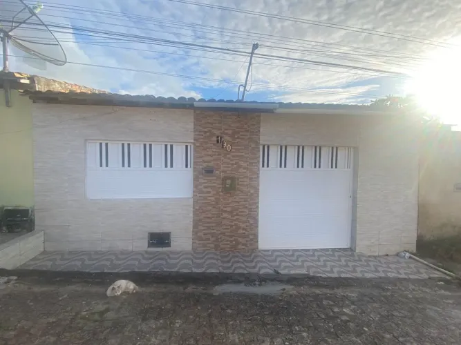 Vende-se uma casa na cidade de salgado no centro valor 130 mil telefone: *