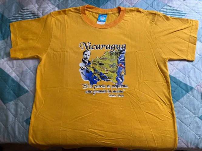 Camiseta cor amarela com mapa de Nicaragua